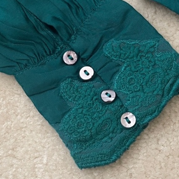 FREE PEOPLE JANELLE LONG SLEEVE SATINY TOP EXTRA SMALL EMERALD GREEN - Picture 5 of 9